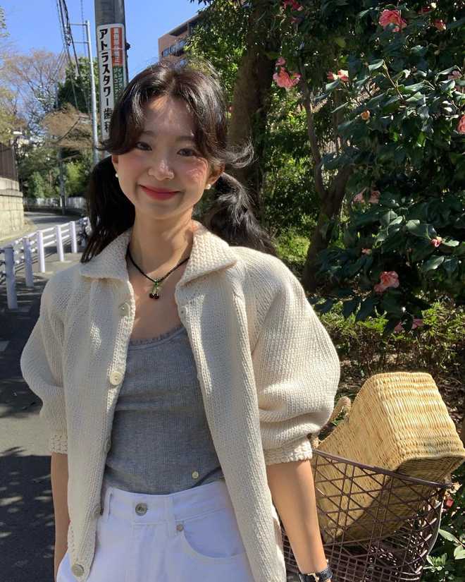 学韩国时尚达人的3套穿搭松弛又高级！开元ky棋牌春天戴珍珠耳环好浪漫！