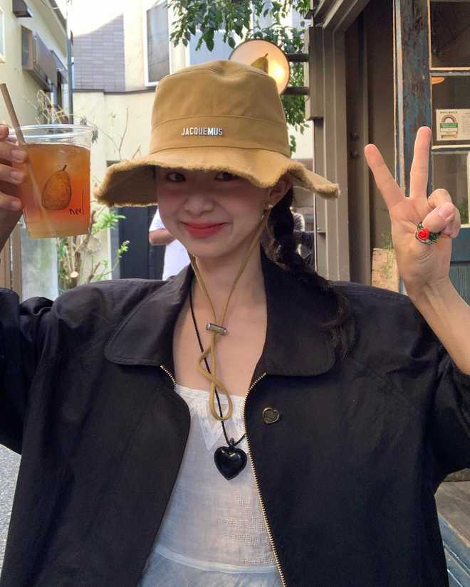学韩国时尚达人的3套穿搭松弛又高级！开元ky棋牌春天戴珍珠耳环好浪漫！(图4)
