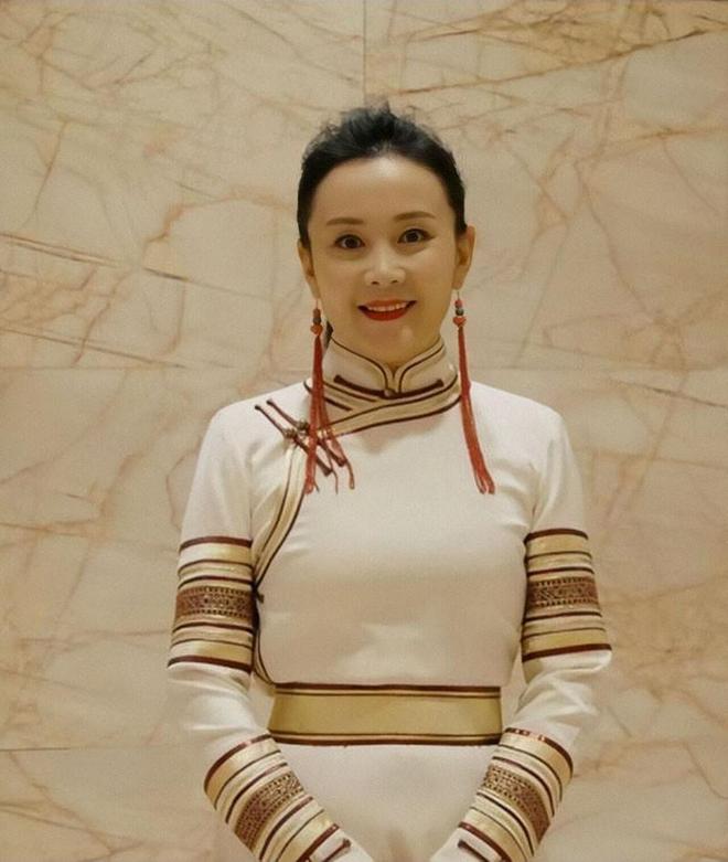 发现岁月从不败美人60岁反而更美开元棋牌看了娜仁花的老年打扮才(图12)