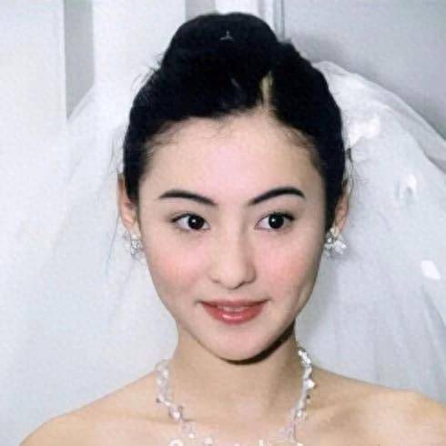前“旧衣服”不袒胸露背却艳压全场开元棋牌上海这一夜张柏芝穿23年(图2)