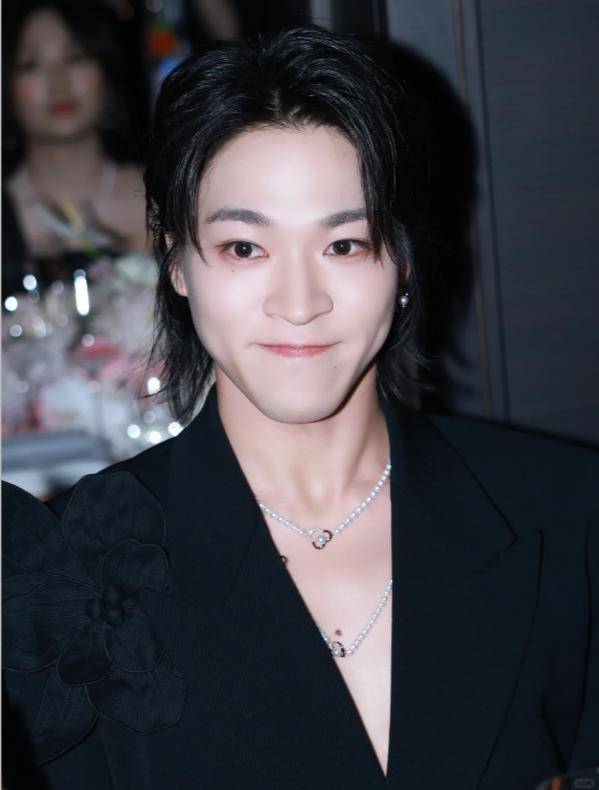 前“旧衣服”不袒胸露背却艳压全场开元棋牌上海这一夜张柏芝穿23年(图7)
