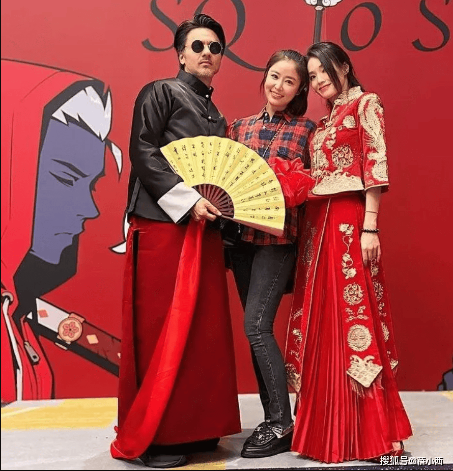 10年前衬衫牛仔裤同龄的她们好接地气开元棋牌app林心如出席舒淇婚礼穿(图8)