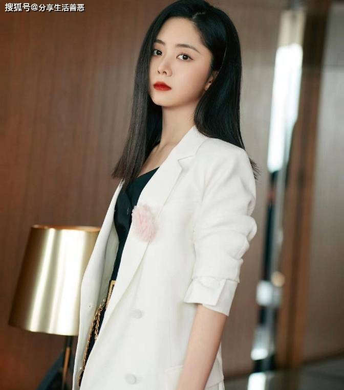 黑色连体裤搭配白色西服女人味十足！开元棋牌谭松韵太适合走女王路线了(图2)