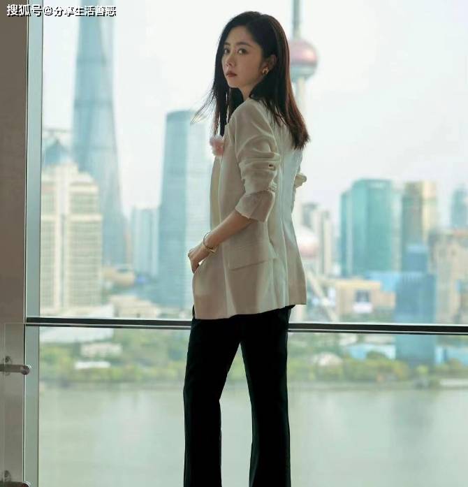 黑色连体裤搭配白色西服女人味十足！开元棋牌谭松韵太适合走女王路线了(图3)