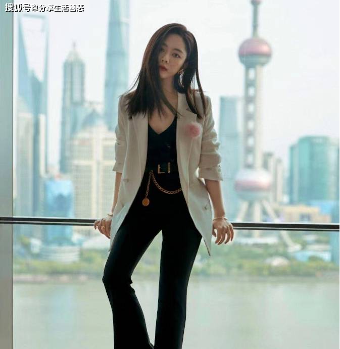黑色连体裤搭配白色西服女人味十足！开元棋牌谭松韵太适合走女王路线了(图4)