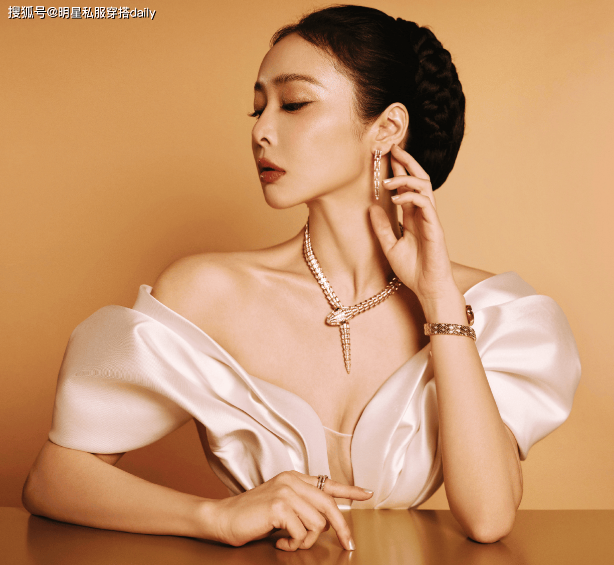 裙秒变冷艳女神佩戴蛇形项链后太高级了开元棋牌app好家伙！高叶穿鱼尾白