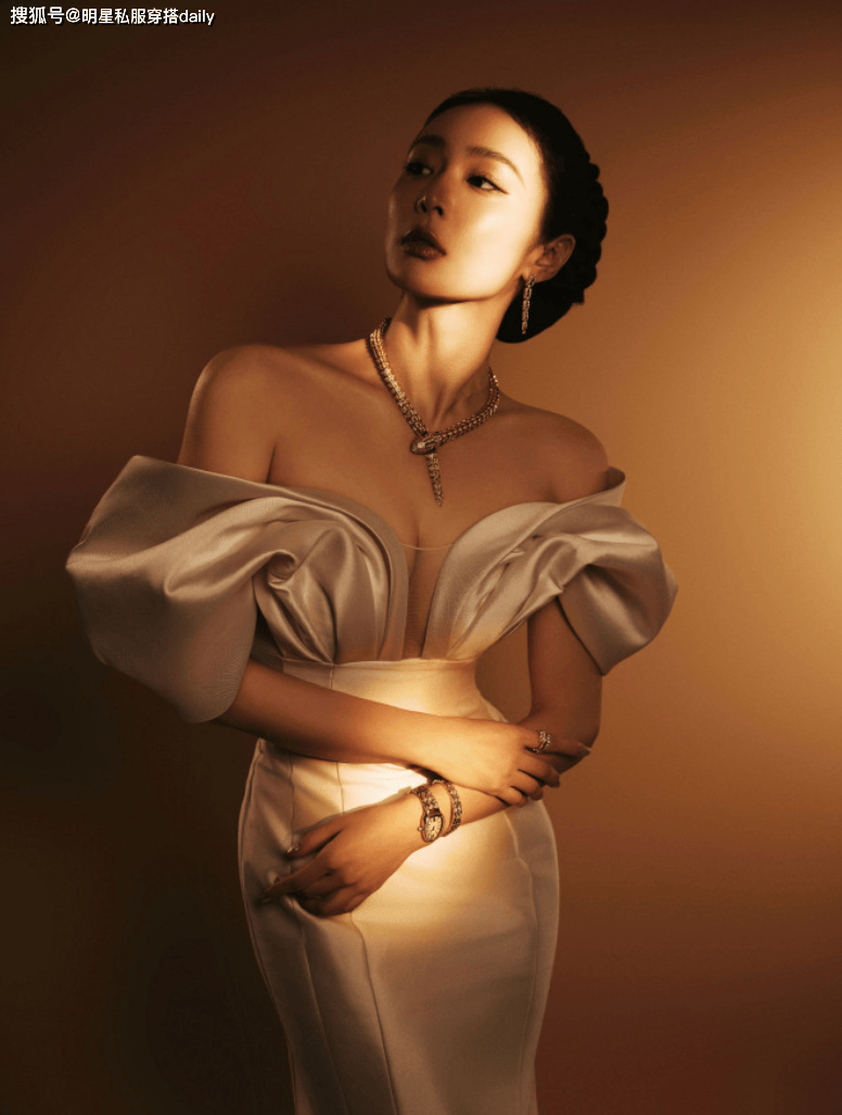 裙秒变冷艳女神佩戴蛇形项链后太高级了开元棋牌app好家伙！高叶穿鱼尾白(图2)