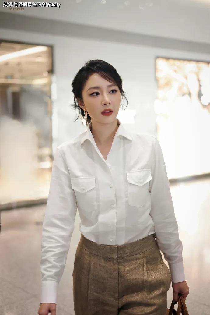 裙秒变冷艳女神佩戴蛇形项链后太高级了开元棋牌app好家伙！高叶穿鱼尾白(图3)