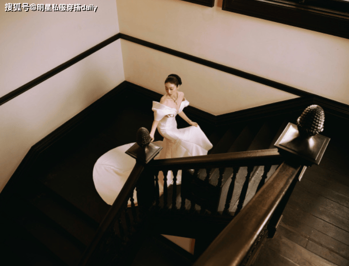 裙秒变冷艳女神佩戴蛇形项链后太高级了开元棋牌app好家伙！高叶穿鱼尾白(图4)