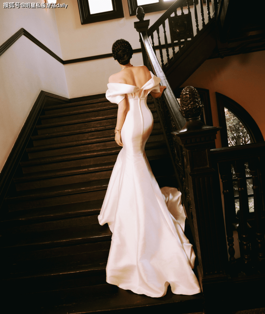 裙秒变冷艳女神佩戴蛇形项链后太高级了开元棋牌app好家伙！高叶穿鱼尾白(图5)