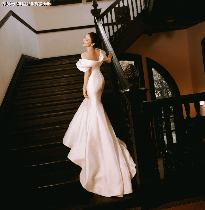 裙秒变冷艳女神佩戴蛇形项链后太高级了开元棋牌app好家伙！高叶穿鱼尾白(图6)