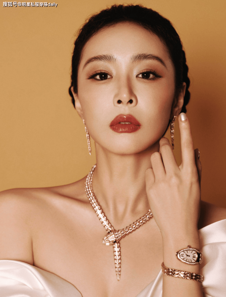 裙秒变冷艳女神佩戴蛇形项链后太高级了开元棋牌app好家伙！高叶穿鱼尾白(图8)