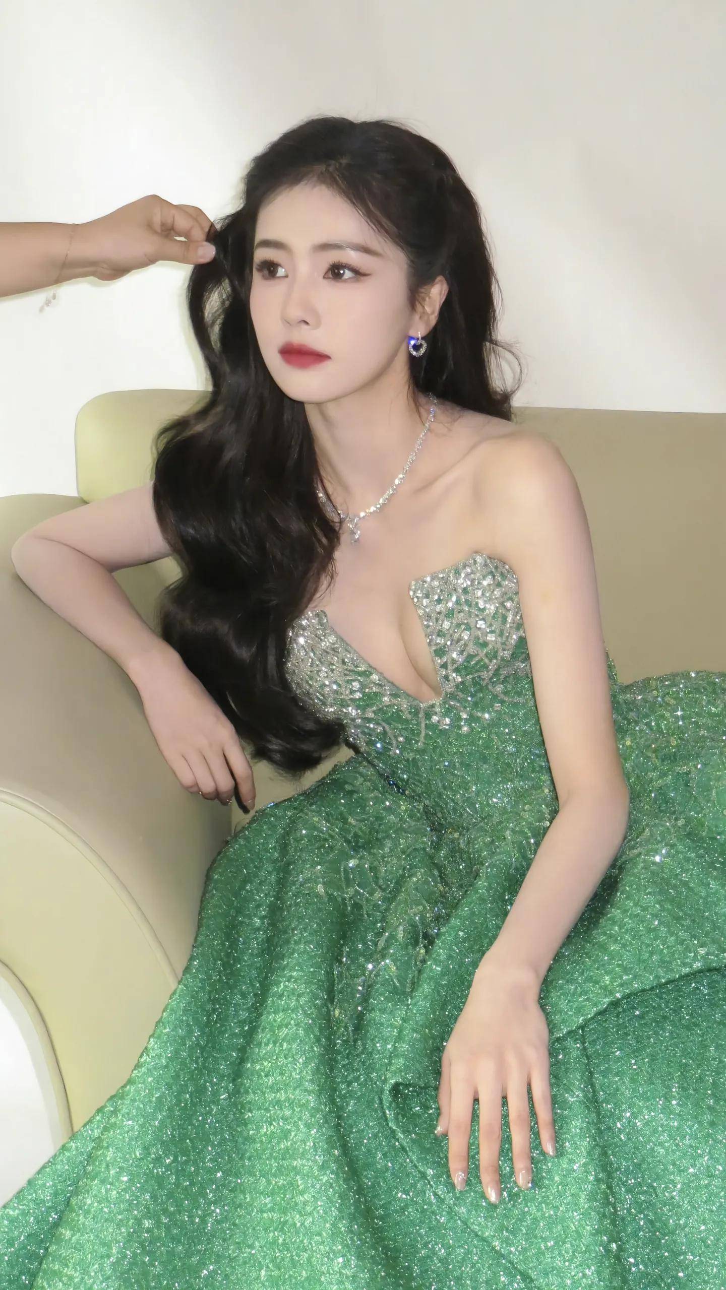 材杀疯了！ 時尚 ootd日常穿搭 白鹿 大长腿开元棋牌白鹿绿色深V闪钻礼服长裙钻石首饰穿搭身(图2)