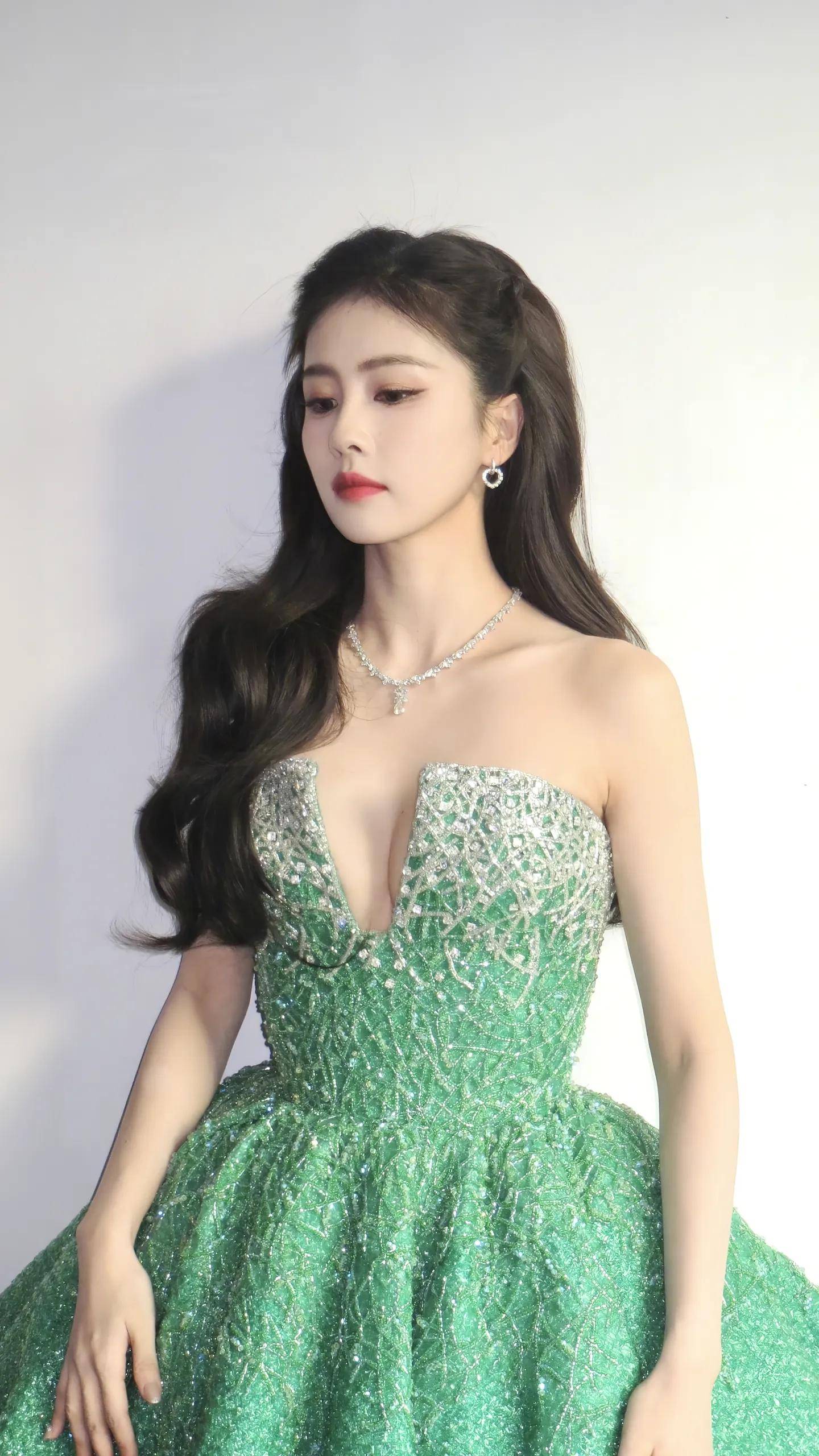 材杀疯了！ 時尚 ootd日常穿搭 白鹿 大长腿开元棋牌白鹿绿色深V闪钻礼服长裙钻石首饰穿搭身(图4)